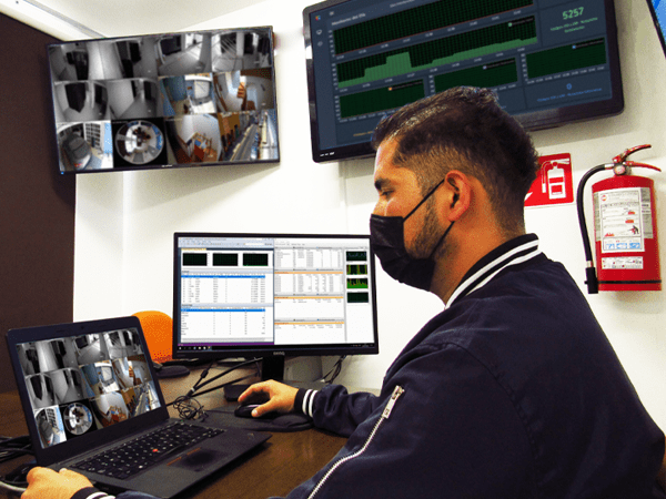 Empleado centro de datos realizando el monitoreo